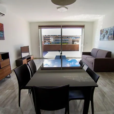 F12 Modern And Bright In Malta Apartment